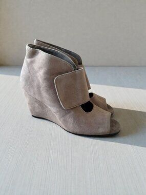 AEROSOLES Gray Suede Peeptoe Wedges Size 7.5